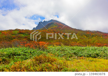 雲間から望む秋の磐梯山 振り返る登山の記憶と紅葉の山肌 福島県 雲間から望む秋の磐梯山 振り返る登山の記憶と紅葉の山肌 福島県 139463878