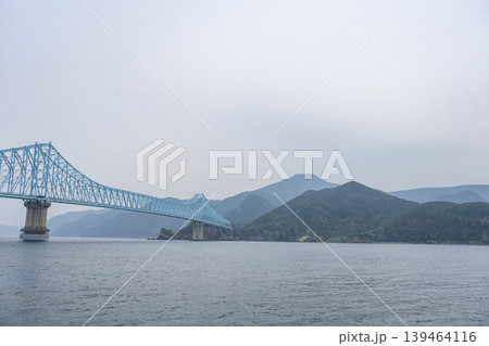 生月島の海岸から見る生月島大橋 139464116