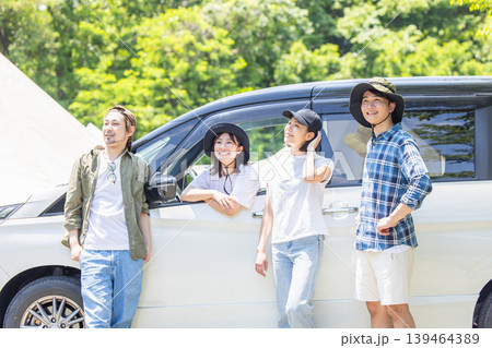 ドライブを楽しむ若者 139464389
