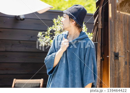 サウナを楽しむ若者 サウナを楽しむ若者 139464422