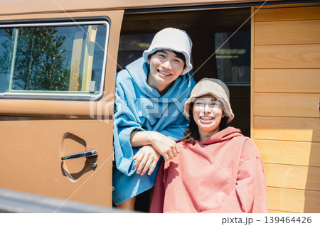 サウナを楽しむ若者 139464426