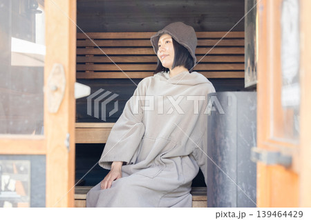 サウナを楽しむ女性 サウナを楽しむ女性 139464429