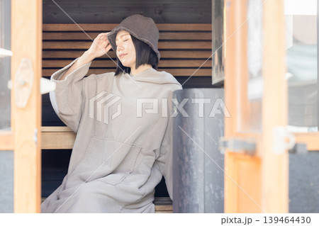 サウナを楽しむ女性 サウナを楽しむ女性 139464430