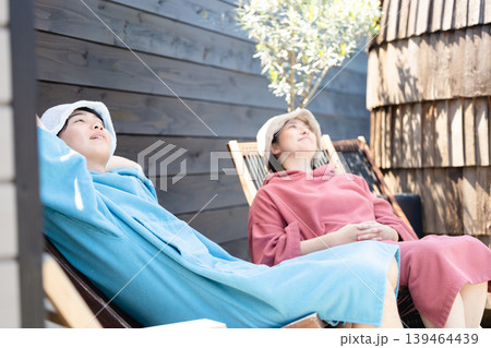 サウナを楽しむ若者 サウナを楽しむ若者 139464439