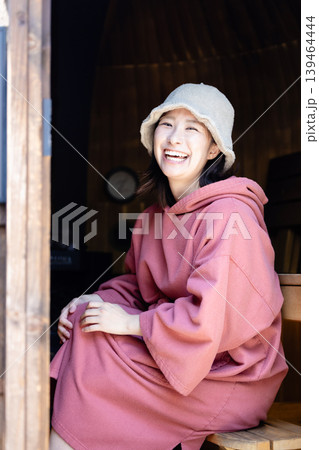 サウナを楽しむ女性 サウナを楽しむ女性 139464444