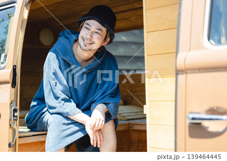 サウナを楽しむ男性 139464445