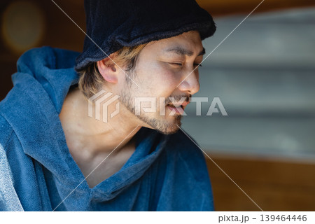 サウナを楽しむ男性 サウナを楽しむ男性 139464446