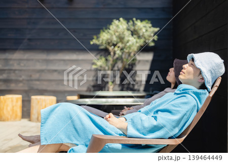 サウナを楽しむ若者 サウナを楽しむ若者 139464449
