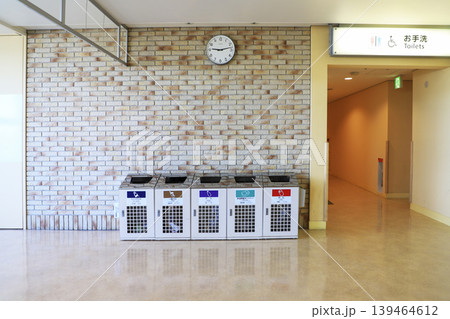 北海道 函館空港3Fの分別ゴミ箱 139464612