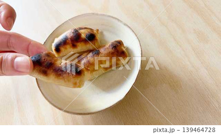 かんころ餅を食べる手(右余白) かんころ餅を食べる手(右余白) 139464728