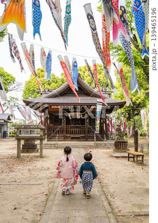 鯉のぼりと参道を歩く子供達 鯉のぼりと参道を歩く子供達 139465196