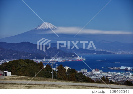 清水港から望む駿河湾と富士山 清水港から望む駿河湾と富士山 139465545