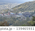 豊国廟から清水寺を見る／京都・東山 139465931