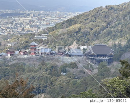 豊国廟から清水寺を見る／京都・東山 139465931