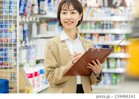 スーパーを視察する本社のスタッフ スーパーを視察する本社のスタッフ 139466141