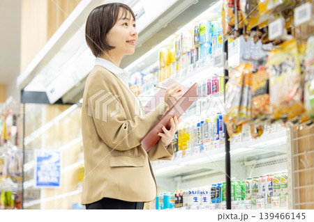 スーパーを視察する本社のスタッフ 139466145