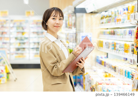 スーパーを視察する本社のスタッフ 139466149