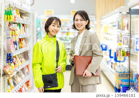 スーパーで働く女性と本部スタッフ 139466181