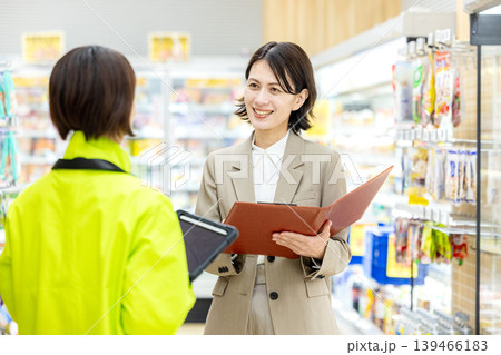 スーパーで働く女性と本部スタッフ 139466183