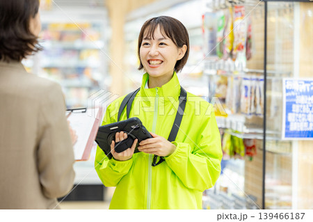 スーパーで働く女性と本部スタッフ 139466187