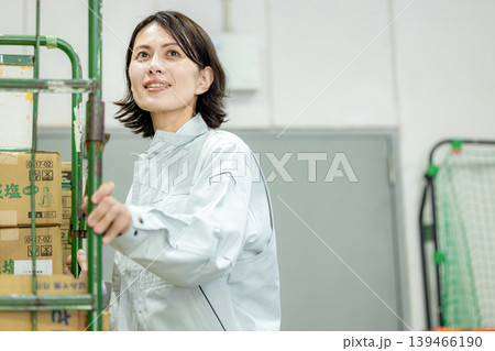 バックヤードで働く女性 139466190