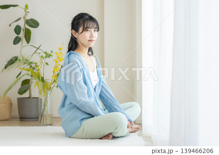 リビングにいる若い女性 139466206