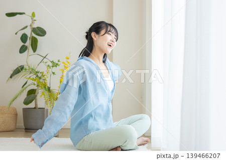 リビングにいる若い女性 139466207