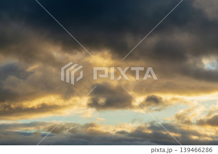 冬の日暮時の青空と輝く雲47 139466286