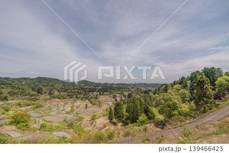 棚田 里山 田園風景 空 コピースペース 日本の風景 自然 春 絶景 139466423
