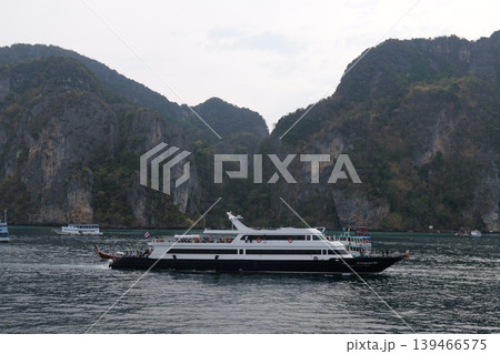 Phi Phi Island Paradise with Boats Phi Phi Island Paradise with Boats 139466575