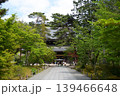 新緑に包まれた寺院の参道 139466648