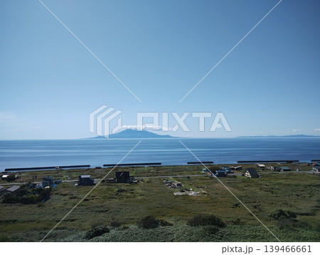 澄んだ夏空のもと利尻島を望む漁村の風景 139466661
