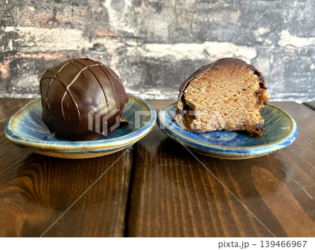 チョコレートコーティングのラムボール 断面 チョコレートコーティングのラムボール 断面 139466967