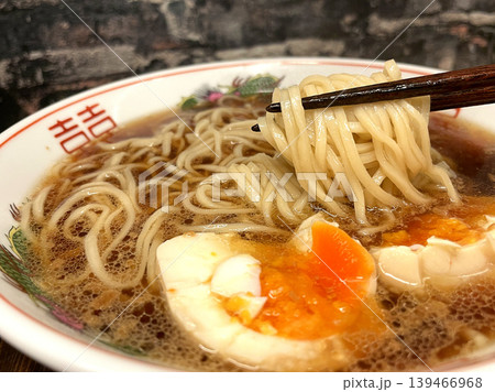 味玉入り醤油ラーメン 麺リフト 139466968