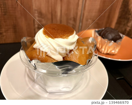 シロップに浸かったサバラン 生クリームのせ シロップに浸かったサバラン 生クリームのせ 139466970