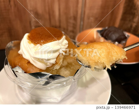 シロップに浸かったサバラン 生クリームのせ シロップに浸かったサバラン 生クリームのせ 139466971