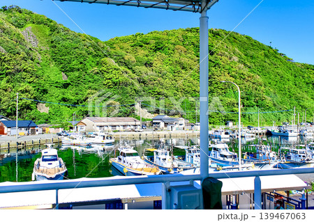 【福岡】初夏の宗像 大島行きのフェリーから望む港内の漁船 【福岡】初夏の宗像 大島行きのフェリーから望む港内の漁船 139467063