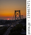 めかり第二展望台から望む、関門橋と沈みゆく夕日。オレンジ色に染まる海と橋のシルエットが美しい。 139467471