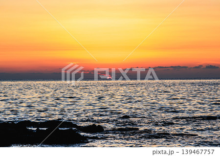 静かな波音とともに沈む屋久島の夕陽 139467757