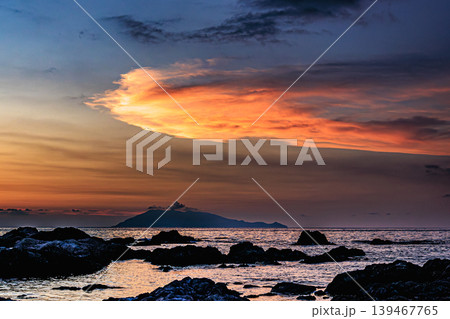 雲間の光が美しい屋久島の夕景 雲間の光が美しい屋久島の夕景 139467765