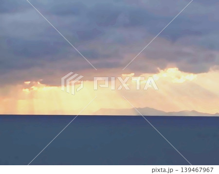雲の隙間から差し込む光芒と沖縄の夕焼け海景 139467967