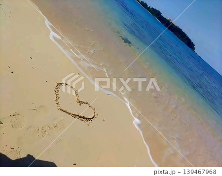 沖縄の砂浜に描かれたハートと青い海 沖縄の砂浜に描かれたハートと青い海 139467968