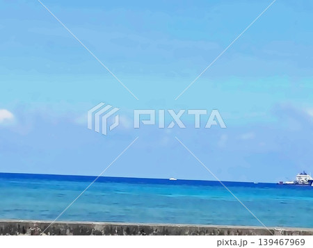 沖縄の青い海に浮かぶ船と穏やかな水平線 沖縄の青い海に浮かぶ船と穏やかな水平線 139467969