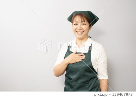 胸に手をあてる女性 139467978