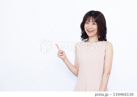 指さしをしている女性 139468130