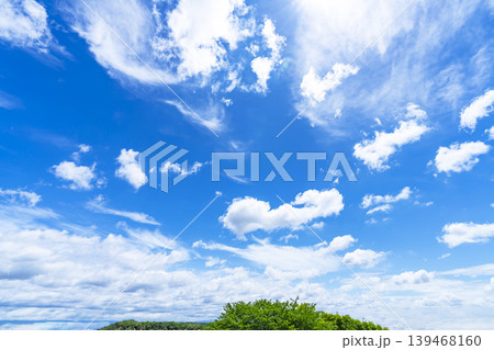 春の青空と雲と新緑 春の青空と雲と新緑 139468160