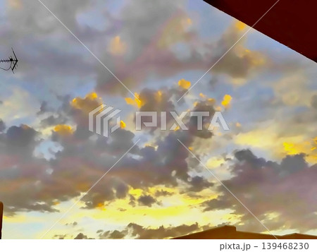 黄金色に輝く夕焼け雲が広がる沖縄の空 黄金色に輝く夕焼け雲が広がる沖縄の空 139468230