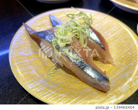 生サンマのにぎり寿司 ネギのせ 生サンマのにぎり寿司 ネギのせ 139468404