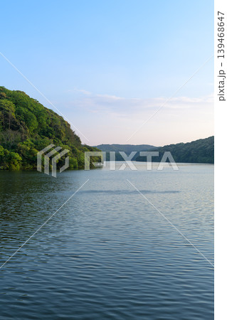 新緑が映える穏やかな湖畔と初夏の風景 新緑が映える穏やかな湖畔と初夏の風景 139468647