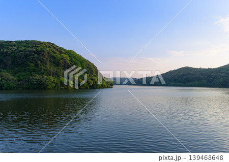 新緑が映える穏やかな湖畔と初夏の風景 新緑が映える穏やかな湖畔と初夏の風景 139468648